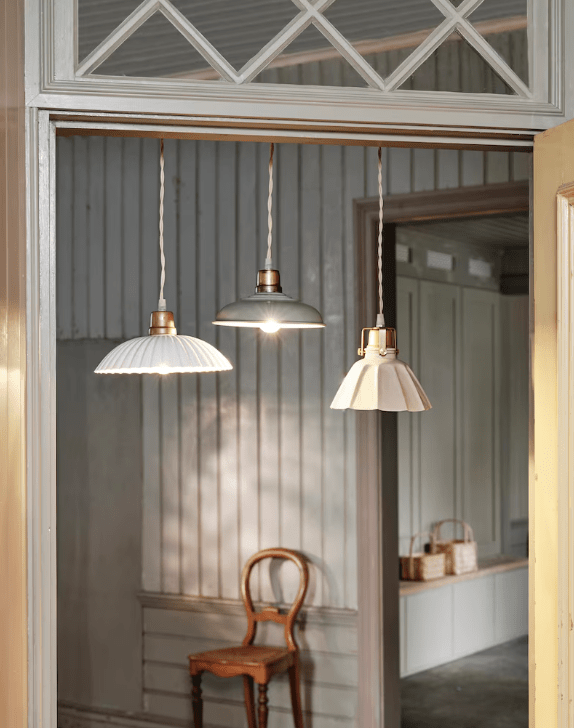 Ingrid Groß Ø24 Weiß fensterlampe Von Strömshaga - Weiße Deckenleuchte aus Blech mit plissiertem Schirm und naturfarbenem gedrehtem Textilkabel.