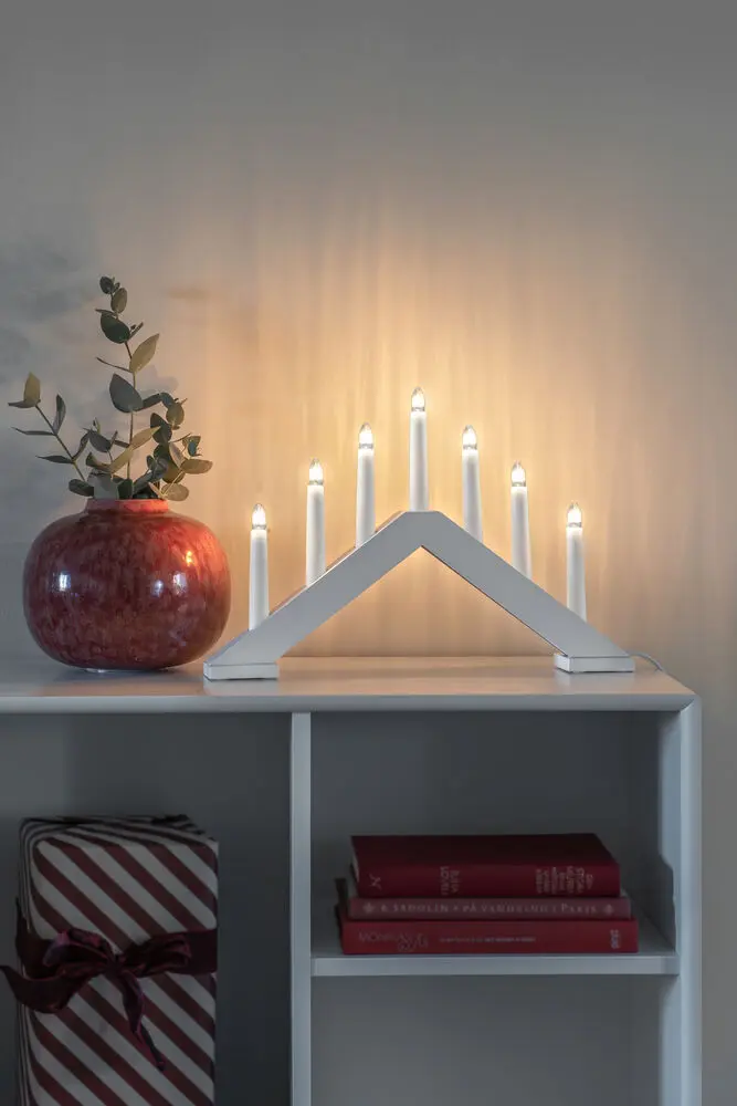 Candelabra 7 Lights Weiß Von Konstsmide - Dieser Kerzenhalter eignet sich perfekt f&uuml;r die Fensterbank oder den Tisch und passt gleicherma&szlig;en gut in moderne und traditionelle Inneneinrichtungen.