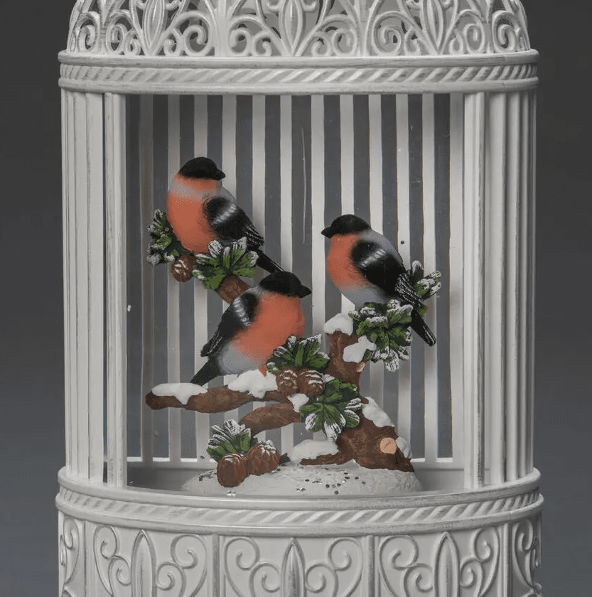 Wassergefüllte Laterne Mit Vögeln Weiß Von Konstsmide - Fangen Sie die Magie von Weihnachten mit dieser stimmungsvollen, wassergef&uuml;llten Laterne mit Gimpeln ein.