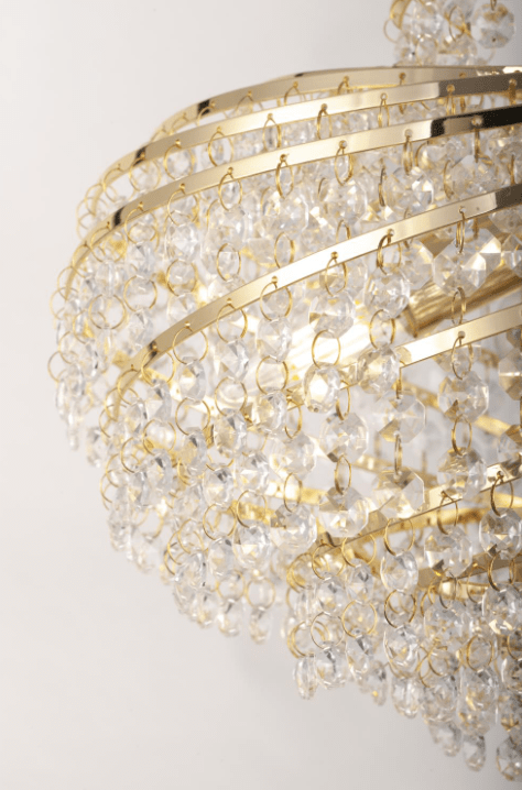 Isabelle Ø40 Gold kristall Von Norrsken Design - Das elegante Goldfinish unterstreicht den luxuriösen Charakter der Krone und schafft einen Blickfang, der sowohl in moderne als auch in klassische Umgebungen passt.