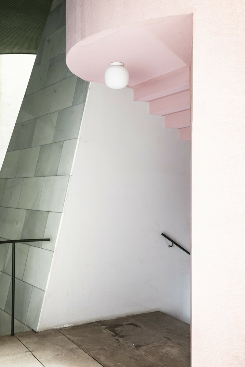 Amelia Ø22 Weiß badezimmerlampe Von Faro Barcelona - Der abgerundete Diffusor sorgt f&uuml;r eine gro&szlig;z&uuml;gige Lichtverteilung ohne Blendung und macht die Leuchte ideal f&uuml;r die stimmungsvolle Allgemeinbeleuchtung in Wohnr&auml;umen und &ouml;ffentlichen Bereichen.