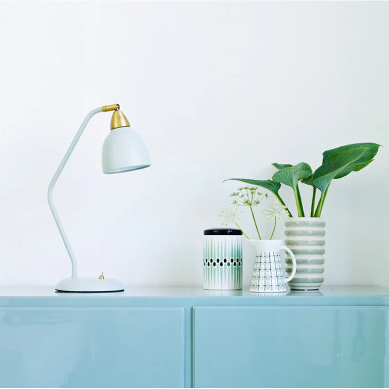 Urban 45cm Hellgrün schreibtischlampe Von Superliving - Peppen Sie Ihren Arbeitsplatz mit der Urban-Schreibtischlampe in einem eleganten, matten Hellgrün mit Messingdetails auf.