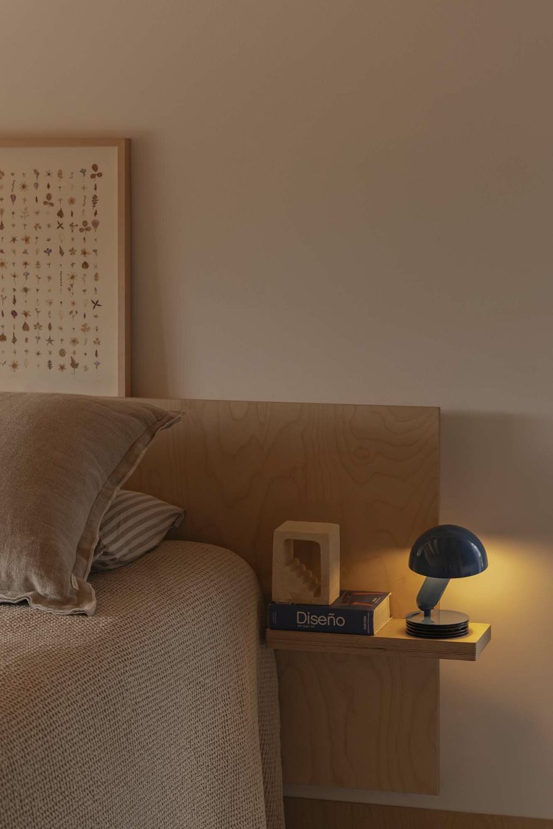 Bela 24cm Blau schreibtischlampe Von Faro Barcelona - Dank ihrer praktischen Klemmfunktion l&auml;sst sie sich einfach an Kopfteilen, Regalen oder Schreibtischen befestigen &ndash; perfekt zum Arbeiten und Entspannen.