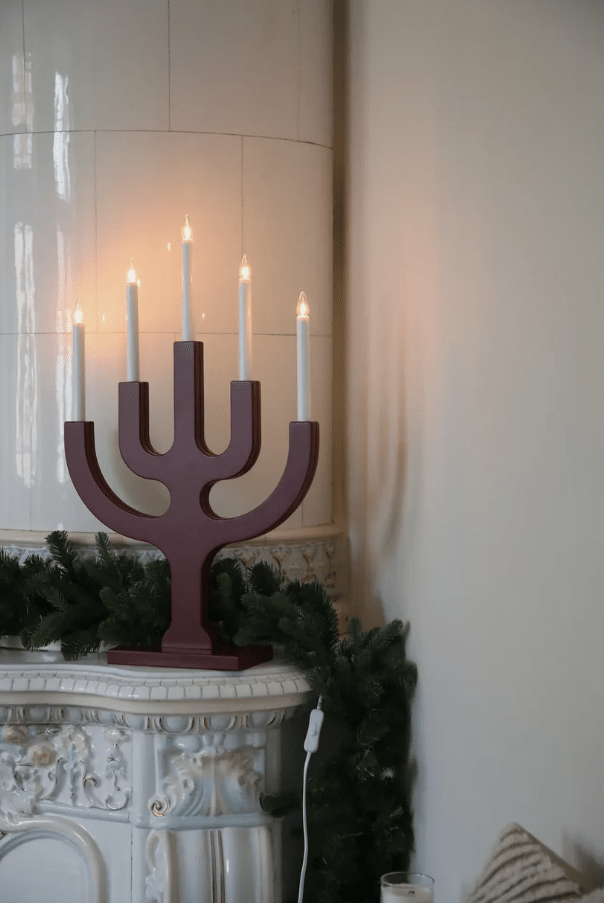 Sapin 5L ROT Von Markslöjd - Seine gro&szlig;z&uuml;gige Gr&ouml;&szlig;e macht ihn zu einem dekorativen Blickfang, besonders in gr&ouml;&szlig;eren Fenstern, wo die f&uuml;nf Kerzen an dunklen Winterabenden ein warmes und stimmungsvolles Licht verbreiten.
