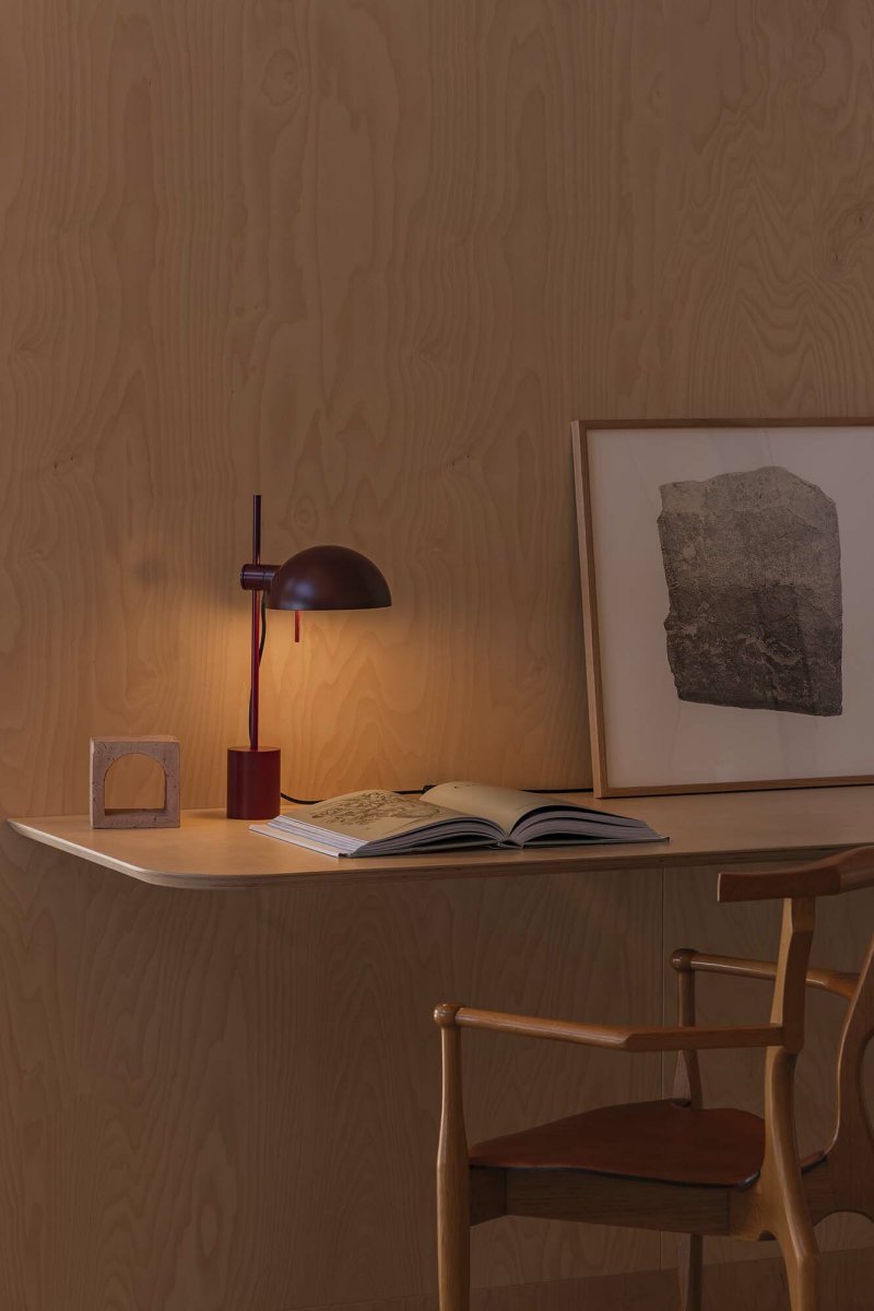 Matilda 43cm Burgund schreibtischlampe Von Faro Barcelona - Matilda ist eine burgunderrote Tischleuchte mit klarem, geometrischem Design, die sich in jede Umgebung einf&uuml;gt.