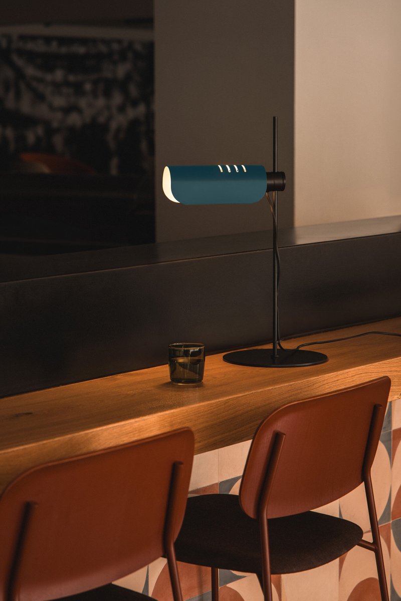 Martinica 53cm Blau schreibtischlampe Von Faro Barcelona - Eine Leuchte, die mit dem Strengen bricht und zum Spiel mit dem Licht einlädt – sowohl im Wohn- als auch im öffentlichen Raum.