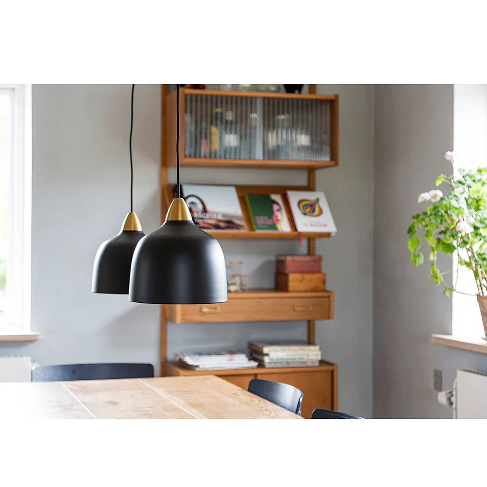Urban Ø24 Schwarz hängelampe Von Superliving - Mit seiner einzigartigen Form und den hochwertigen Materialien ist Urban nicht nur eine Beleuchtungsl&ouml;sung &ndash; es wird eine Designikone in Ihrem Interieur.