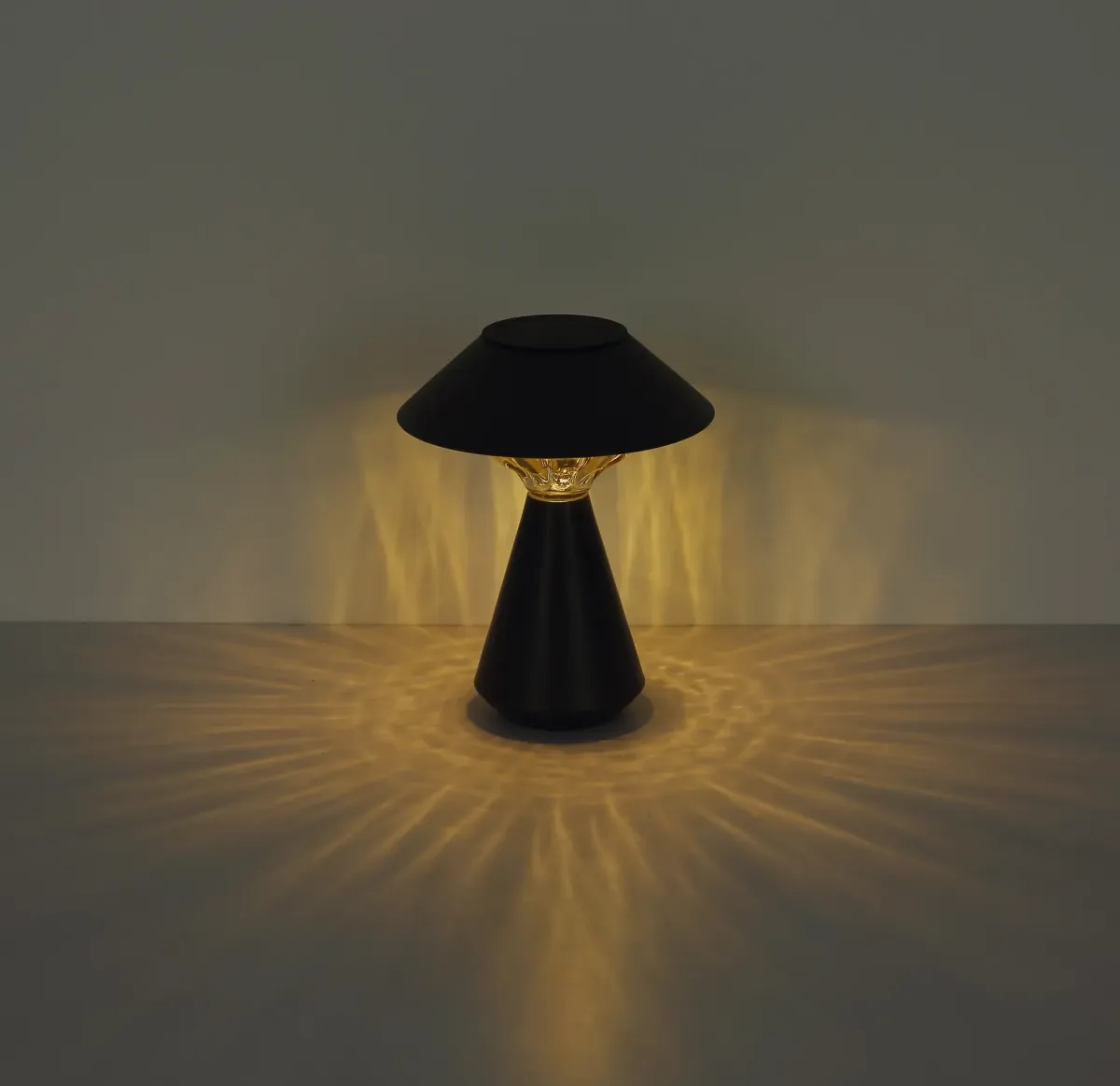 Cup LED Anthrazit solarleuchte Von Globo Lighting - Den diskreta designen sm&auml;lter in i alla milj&ouml;er och med IP44-klassning &auml;r den t&aring;lig mot v&auml;der och vind.