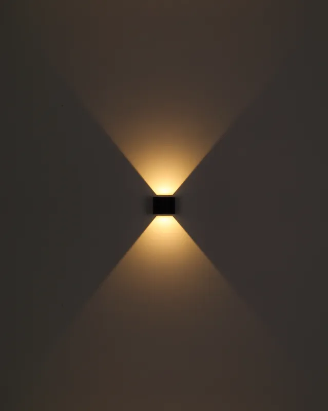 Veronika Schwarz außenlampe Von Globo Lighting - Med sin halvcirkelformade design i matt svart pressgjuten&nbsp;aluminium ger den ett elegant intryck samtidigt som den &auml;r v&auml;dert&aring;lig.