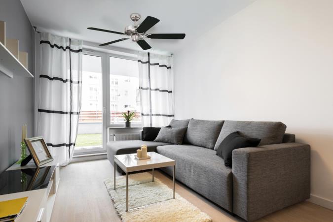 Cyclone Ø132 Gebürsteter Stahl Von Westinghouse - Der Ventilator verfügt über einen robusten und leisen AC-Motor (49 dB) und wird mit fünf Wendeflügeln in Schwarz oder Schwarz mit silbernen Streifen geliefert.