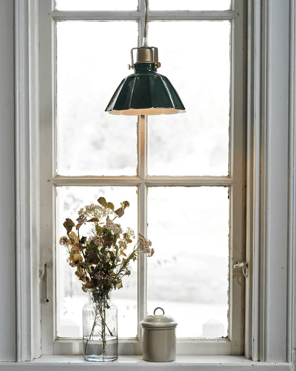 Margareta Ø18 Grün fensterlampe Von Strömshaga - Der Schirm hat eine marmorierte Oberfl&auml;che, die von Hand bemalt wurde, daher k&ouml;nnen Unebenheiten und Unterschiede auftreten.