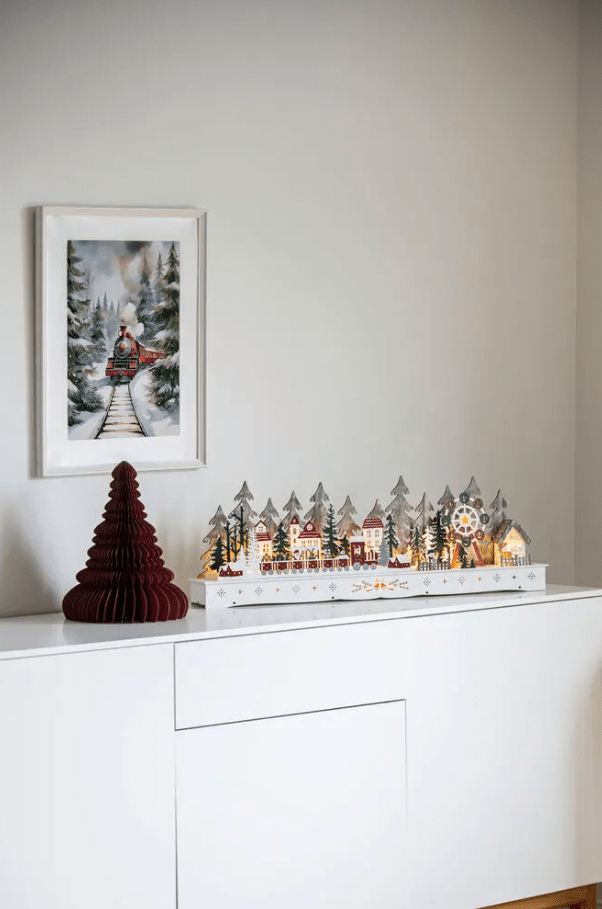 Weihnachtsdorf LED 25cm Mehrfarbig Von Konstsmide - Das Weihnachtsdorf ist mit einem 6-Stunden-Timer ausgestattet und wird mit 2 AA-Batterien (nicht im Lieferumfang enthalten) betrieben.