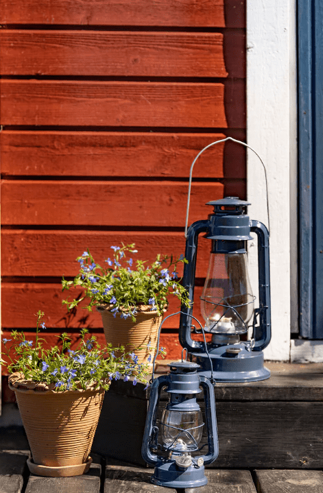 Storm Lantern big Blau Von Strömshaga - Eine Laterne im klassischen Design, die perfekt ins Bootshaus, auf die H&uuml;tte oder an den Strand passt und f&uuml;r maximale Gem&uuml;tlichkeit sorgt.