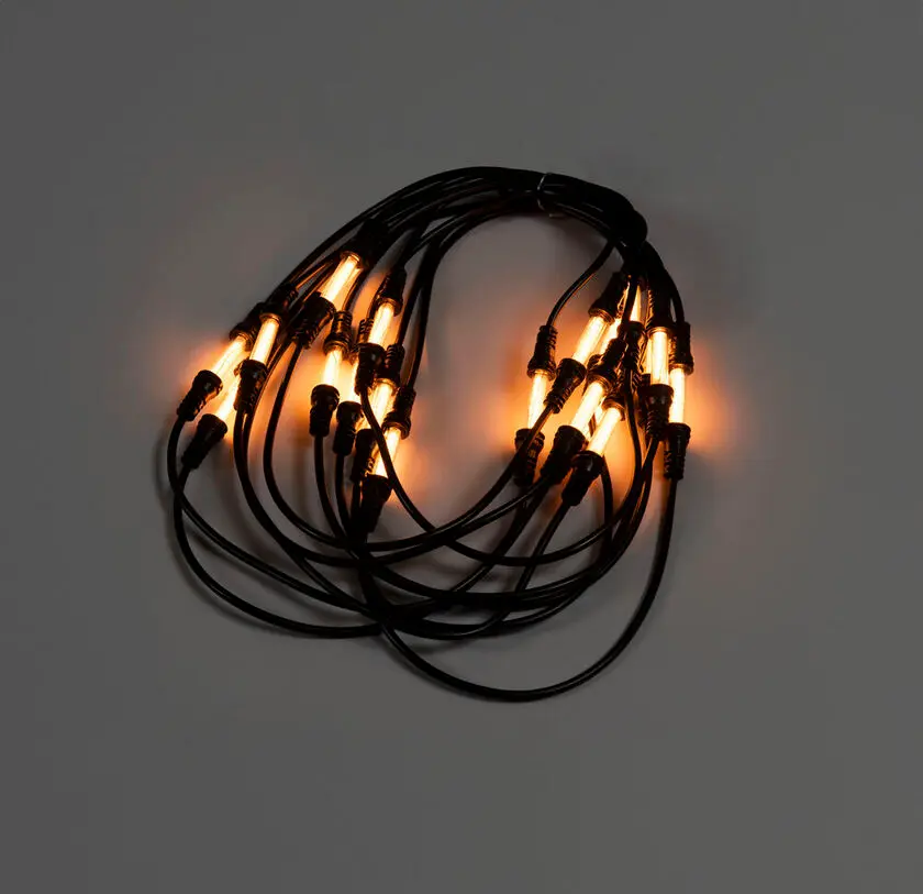 Flaggenmast-Beleuchtung amber 6m Schwarz Von Konstsmide - Eine elegante Lichtinstallation, die im Garten oder auf der Terrasse für eine gemütliche Weihnachtsstimmung sorgt.