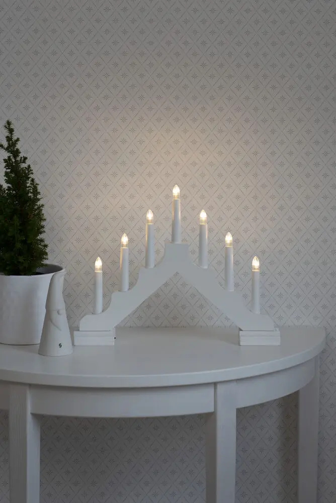 Candelabra 7 Lights Weiß Von Konstsmide - Die klassische Form mit sieben Kerzen passt perfekt in kleine und gro&szlig;e R&auml;ume.