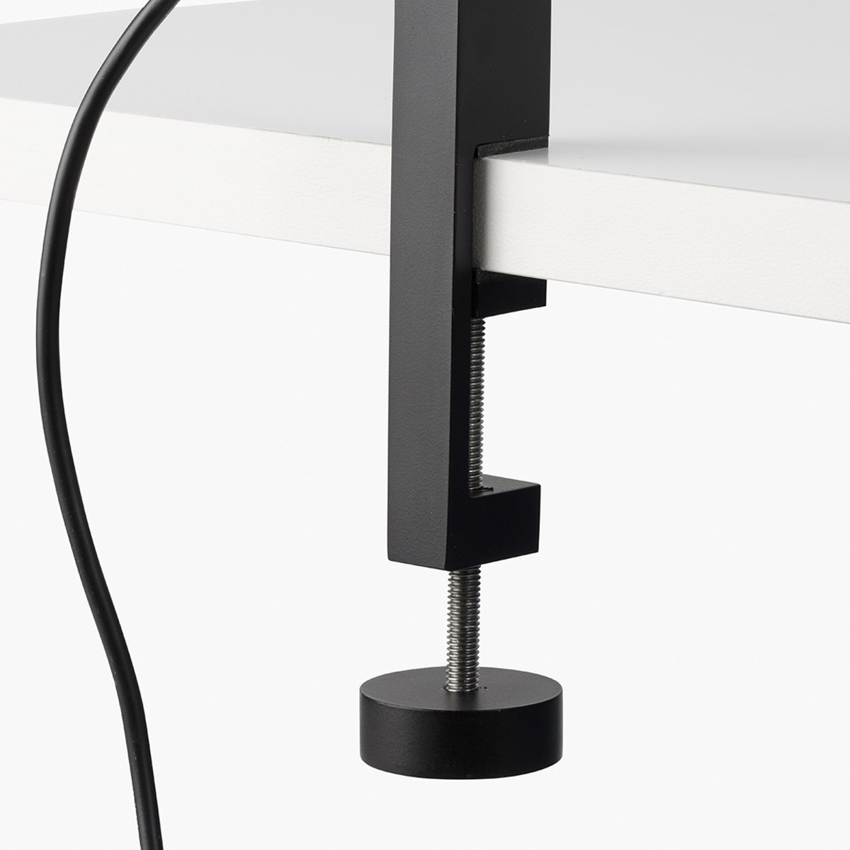 Inviting 86cm Schwarz klemmlampe Von Faro Barcelona - Der Leuchtenkopf ist horizontal und vertikal verstellbar und das Licht dimmbar.