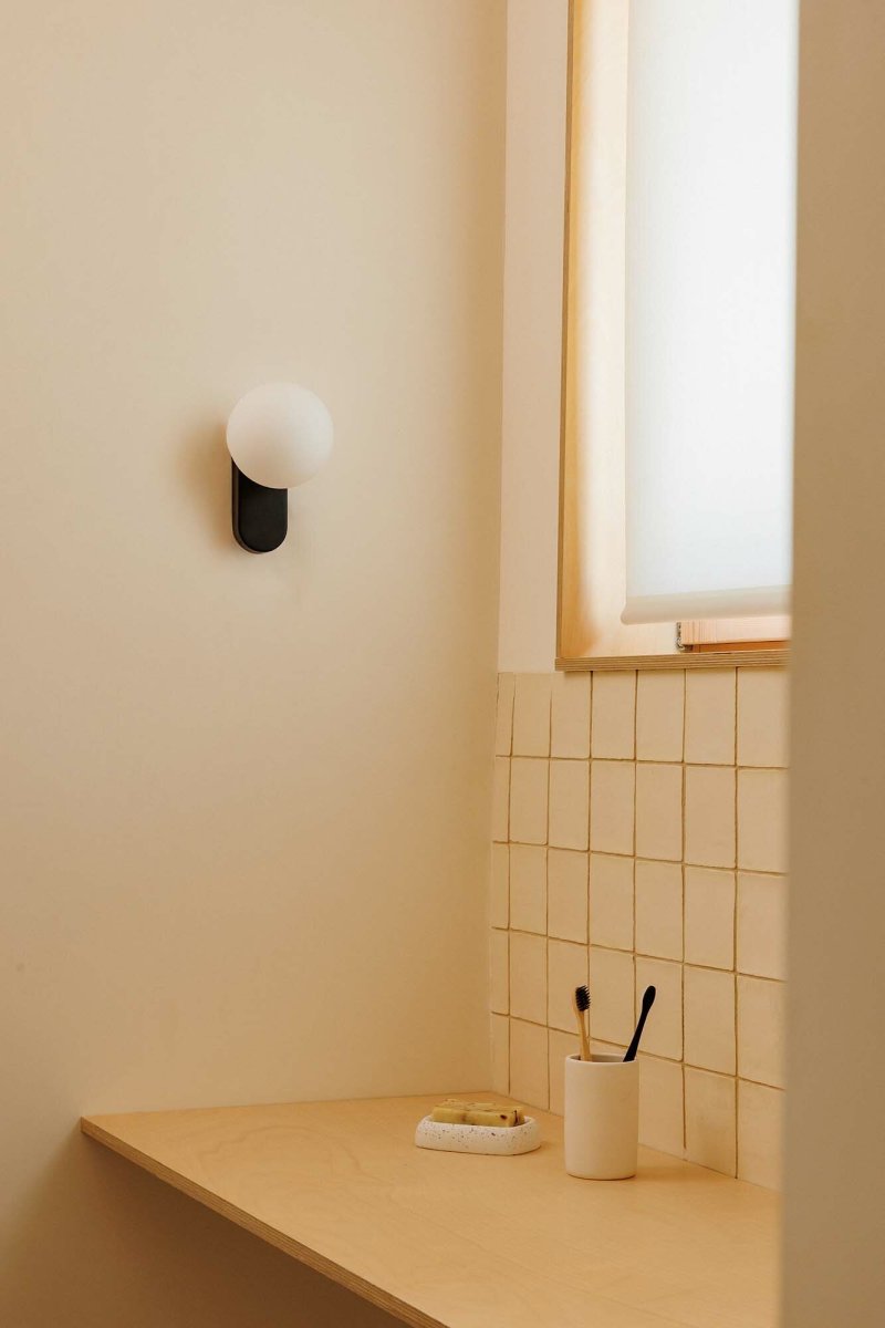 Mabe 16cm Schwarz badezimmerlampe Von Faro Barcelona - Dank der Schutzart IP44 ist sie feuchtigkeitsbeständig und ideal für Badezimmer.