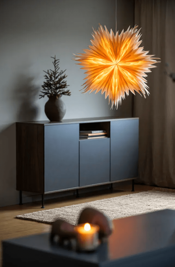 Papierstern Ø60 Gold Von Konstsmide - Mit seinem eleganten Design und dem sanften Licht verbreitet es eine ruhige und heimelige Weihnachtsstimmung.