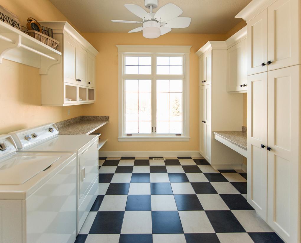 Flora Royale Ø76 Weiß Von Westinghouse - Mit einem leisen (44 dB) Siliziumstahlmotor und drei Geschwindigkeitsstufen k&ouml;nnen Sie den Komfort nach Bedarf anpassen und die Umkehrfunktion erm&ouml;glicht die Verwendung sowohl im Innen- als auch im Au&szlig;enbereich.