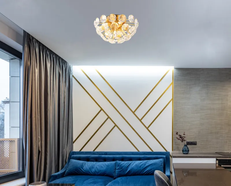 Virina Ø40 Gold deckenleuchte Von Globo Lighting - Dess eleganta design kombinerar en gyllene metallkropp med en sk&auml;rm av klara kristaller, vilket ger en lyxig och sofistikerad k&auml;nsla till ditt hem.