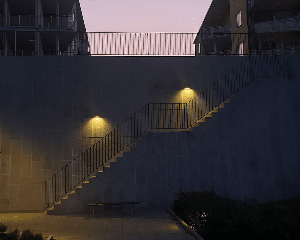 Mini Grau außenlampe Von Westal - Die Rückseite ist mit zwei Ein- und Ausgängen sowie einem Schnellanschlussklemmenblock ausgestattet und ermöglicht so eine einfache Installation.