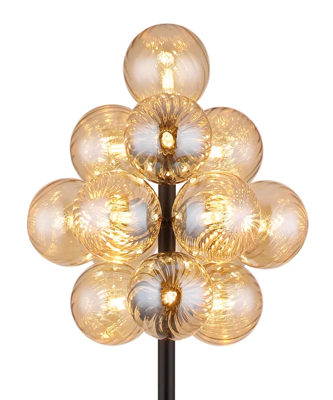 Conor Bernstein stehlampe Von Globo Lighting - Den stilrena kombinationen av metall och glas skapar en sofistikerad och trendig look som passar perfekt i b&aring;de moderna och klassiska interi&ouml;rer.