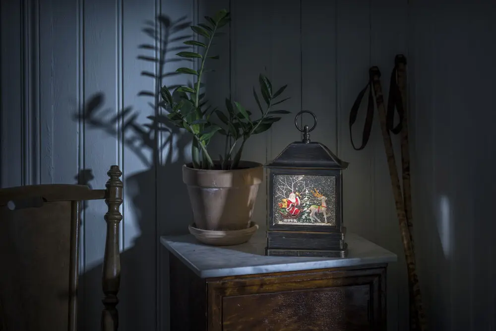 Wassergefüllte Laterne Mit Weihnachtsmann Im Schlitten Braun Von Konstsmide - Mit einer wundersch&ouml;nen Szene von Santa und seinen Rentieren in einer Winterlandschaft, glitzerndem Schnee&ouml; und warmwei&szlig;em LED-Licht (3000K) wird es zu einem stimmungsvollen Detail im Zuhause.