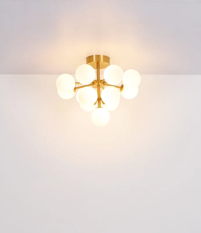 Grappy Ø56 Gold deckenleuchte Von Globo Lighting - Grappy plafond i guldf&auml;rgad metall blir en stilfull och lyxig detalj i varje rum med sin glamor&ouml;sa design och de 13st opalf&auml;rgade glaskulorna.