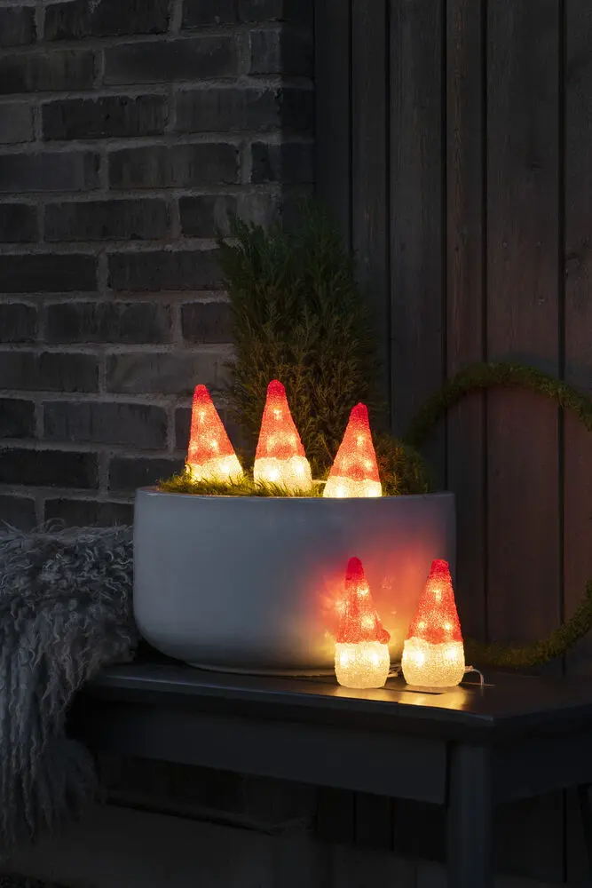 Weihnachtsmänner Aus Acryl ROT Von Konstsmide - Das Set besteht aus 5 Figuren mit insgesamt 40 warmwei&szlig;en LED-Lichtern, die ein sanftes und einladendes Licht verbreiten.