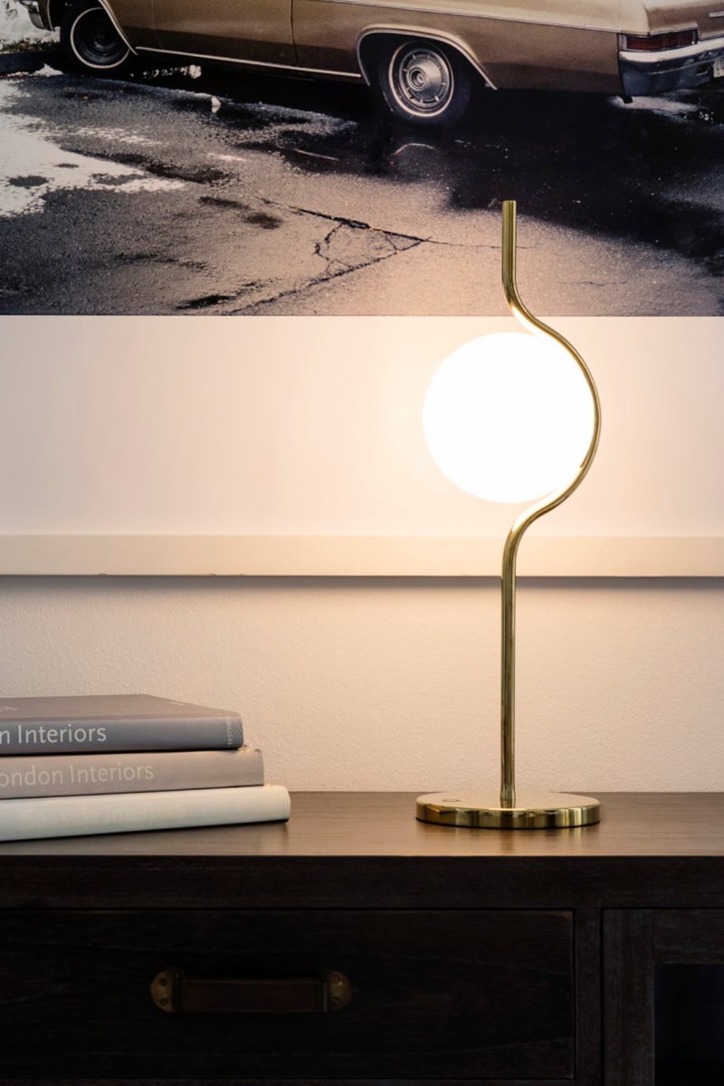 Le Vita 58cm Gold tischlampe Von Faro Barcelona - Le Vita ist eine exklusive Leuchtenserie von Nahtrang, die Schlichtheit und Eleganz in zeitlosem Design vereint.