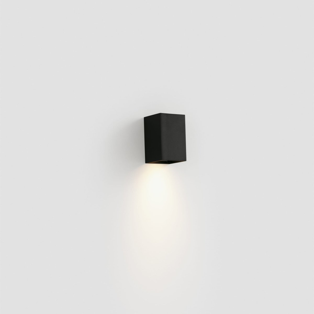 Lune 10cm Schwarz wandlampe Von Faro Barcelona - Lune ist eine quadratische Wandleuchte mit mattschwarzer Oberfl&auml;che, die perfekt in Flure, Korridore und andere Durchgangsbereiche passt.