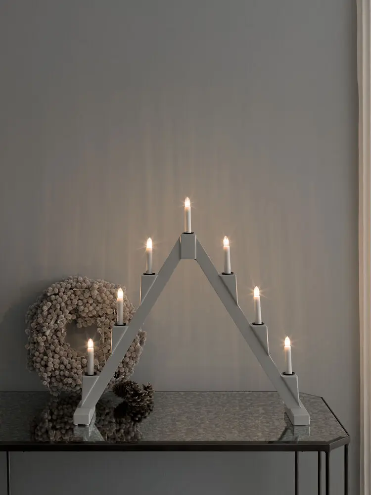 Candelabra 7 Lights Grau Von Konstsmide - Faltbarer elektrischer Kerzenst&auml;nder mit 7 Kerzen, aus grau lackiertem Holz, verziert mit schwarzen Ringen um jede Kerze f&uuml;r eine elegante Note.