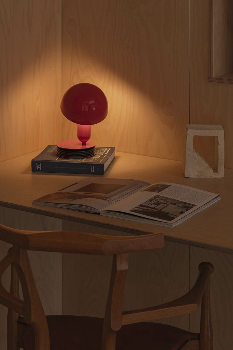 Bela 24cm ROT schreibtischlampe Von Faro Barcelona - Dank ihrer praktischen Klemmfunktion l&auml;sst sie sich einfach an Kopfteilen, Regalen oder Schreibtischen befestigen &ndash; perfekt zum Arbeiten und Entspannen.