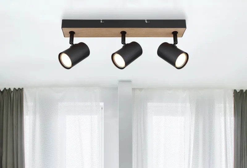 Robby 3 Natur spotlight Von Globo Lighting - Robby &auml;r en&nbsp;stilren&nbsp;takspotlight som imponerar med sin eleganta design i mattsvart metall och MDF i tr&auml;-look.