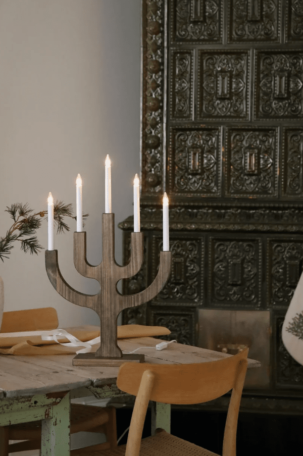 Sapin 5L Braun Von Markslöjd - Dank seiner gro&szlig;z&uuml;gigen Gr&ouml;&szlig;e ist er ein dekorativer Blickfang, besonders in gr&ouml;&szlig;eren Fenstern, wo die f&uuml;nf Kerzen an dunklen Winterabenden ein warmes und stimmungsvolles Licht verbreiten.