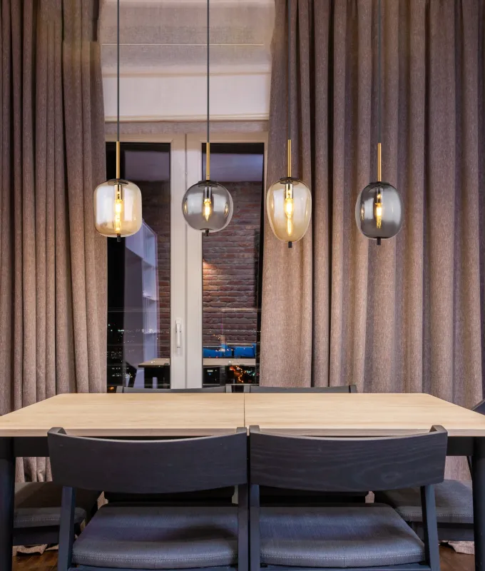 Blacky 110cm Bernstein hängelampe Von Globo Lighting - De fyra r&ouml;k- och amberf&auml;rgade glasgloberna i olika former h&auml;nger fr&aring;n en svart, rektangul&auml;r takplatta och kan justeras upp till 120 cm fr&aring;n taket.