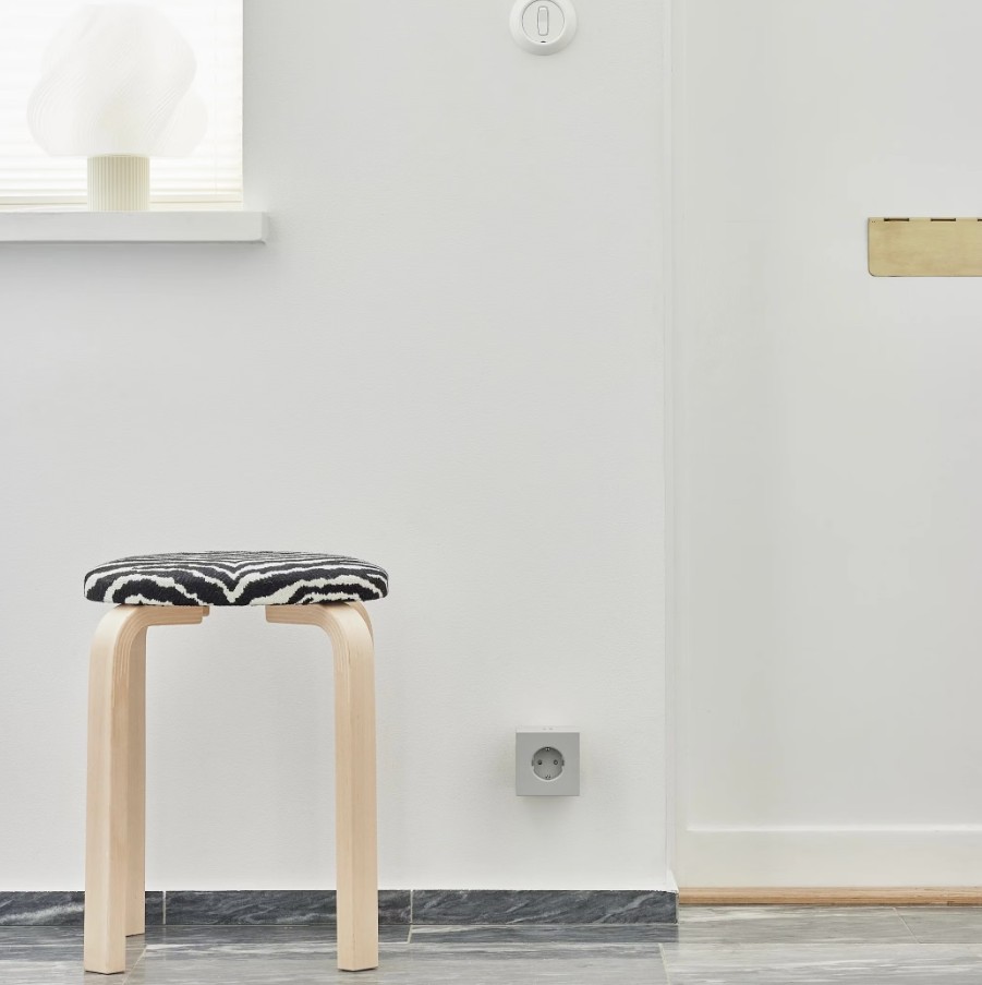 Square 2 Socket extender with 30W Dual USBC Grau Von Avolt - Steckdosenverl&auml;ngerung von Avolt im stylischen Design mit einem W&uuml;rfel aus recyceltem Kunststoff und einer Magnetplatte an der Unterseite zum Aufh&auml;ngen an der Wand.