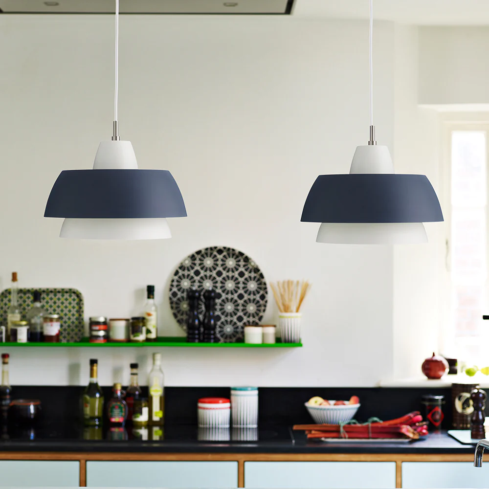 Trio Ø28 Dunkelgrau hängelampe Von Superliving - In sch&ouml;ner Kombination mit den drei Schirmen erhalten Sie mit der Trio-Pendelleuchte eine moderne Leuchte, die Sie &uuml;ber Ihrem Ess- oder K&uuml;chentisch einsetzen k&ouml;nnen.