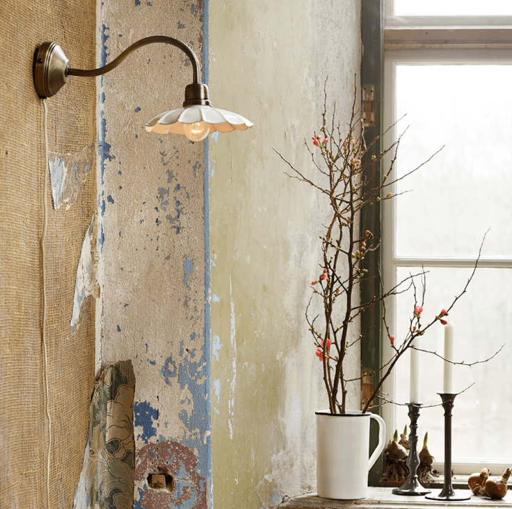 Gustav Ø20 Weiß/Antikmessing wandlampe Von Strömshaga - Gustav ist eine elegante Wandleuchte mit klassischem Flair und dekorativen Details.