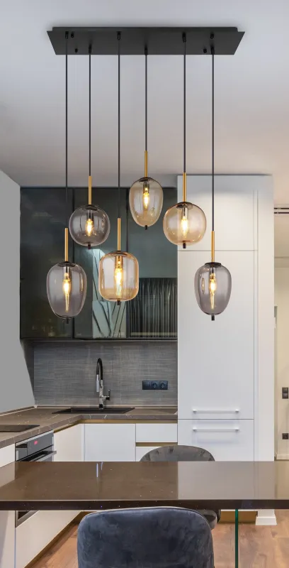Blacky 80cm Bernstein hängelampe Von Globo Lighting - De sex r&ouml;k- och amberf&auml;rgade glasgloberna i olika former h&auml;nger fr&aring;n en svart, rektangul&auml;r takplatta och kan justeras upp till 120 cm fr&aring;n taket.