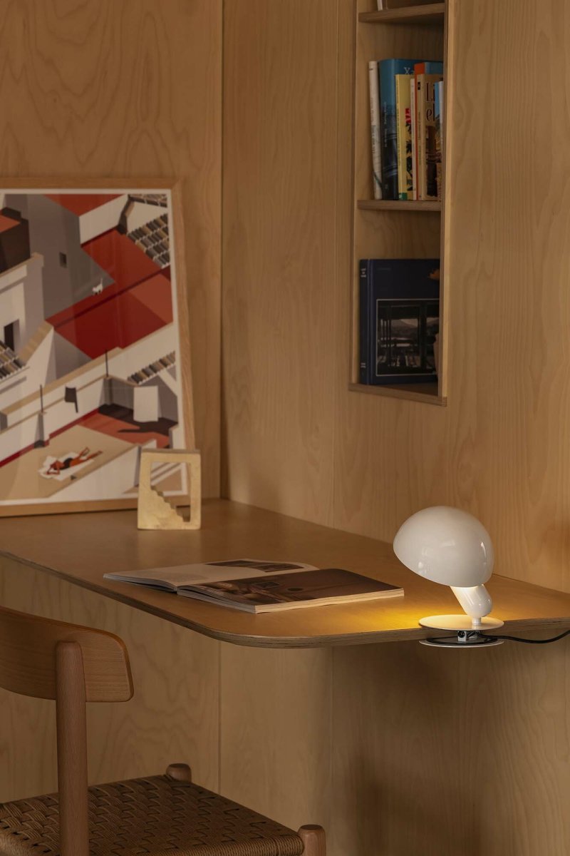 Bela 24cm Weiß schreibtischlampe Von Faro Barcelona - Dank ihrer praktischen Klemmfunktion l&auml;sst sie sich einfach an Kopfteilen, Regalen oder Schreibtischen befestigen &ndash; perfekt zum Arbeiten und Entspannen.