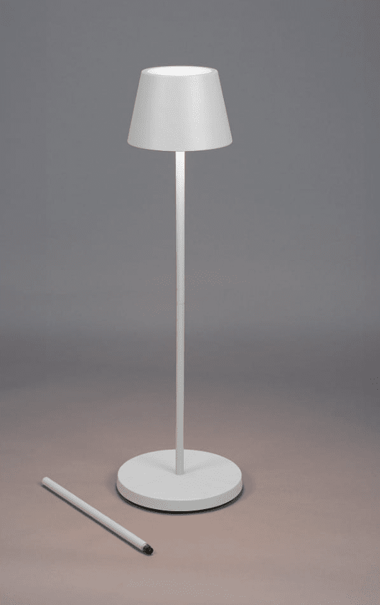 Pomezia 124cm Weiß tragbare Von Konstsmide - Die Höhe ist zwischen 53 und 124 cm verstellbar, sodass Sie sie auch als hohe Tischlampe verwenden können.