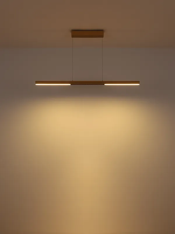 Cody 120cm Gold hängelampe Von Globo Lighting - Lampan &auml;r tillverkad av aluminium i en mattguld finish som ger ett elegant och tidl&ouml;st uttryck som smidigt sm&auml;lter in i olika inredningsstilar, perfekt f&ouml;r stora matbord eller k&ouml;ks&ouml;ar.