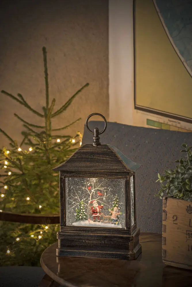 Wassergefüllte Laterne Mit Weihnachtsmann Braun Von Konstsmide - Verbreiten Sie Magie in der Dunkelheit des Winters mit dieser wassergef&uuml;llten Laterne mit Weihnachtsmann und Kindern!