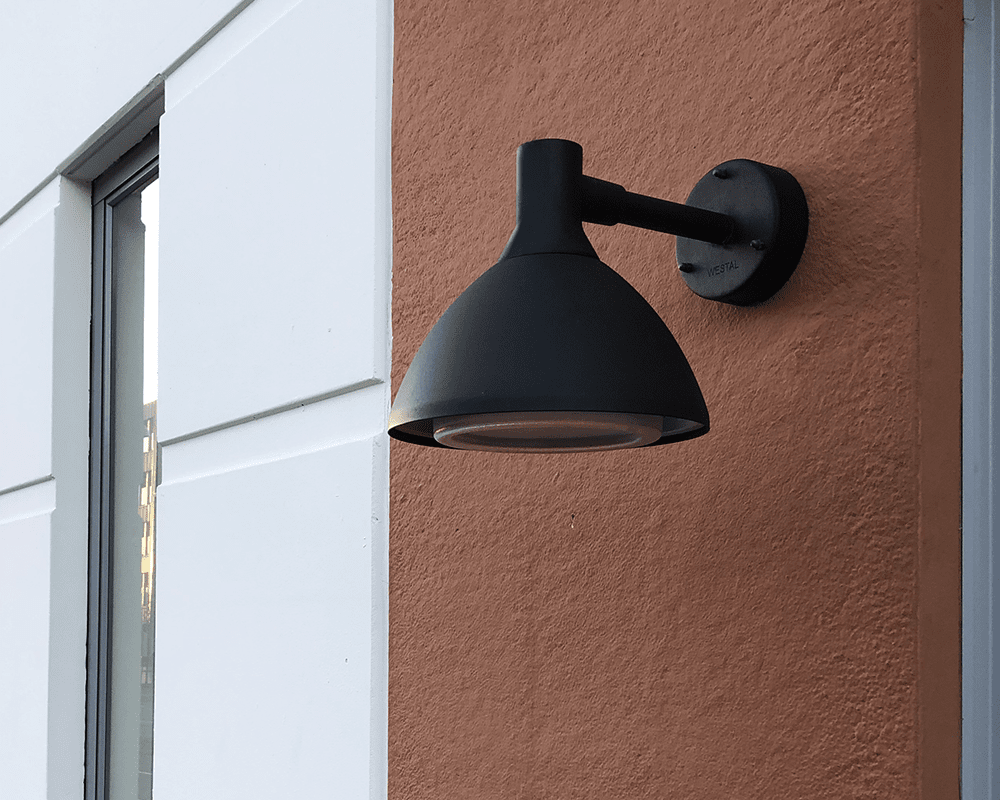 Ark Mini Schwarz außenlampe Von Westal - Die Ark Mini-Wandleuchte ist eine Wandleuchte mit blendfreiem Downlight aus verchromtem und pulverbeschichtetem Aluminium mit Blendschutz aus PET-G.