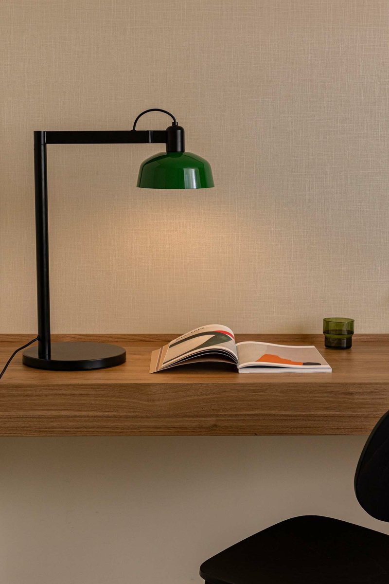 Tatawin 58cm Grün schreibtischlampe Von Faro Barcelona - Mit ihrer architektonischen Silhouette und den klaren Kontrasten wird Tatawin zu einem dekorativen Lichtpunkt mit Stil und Geschichte.