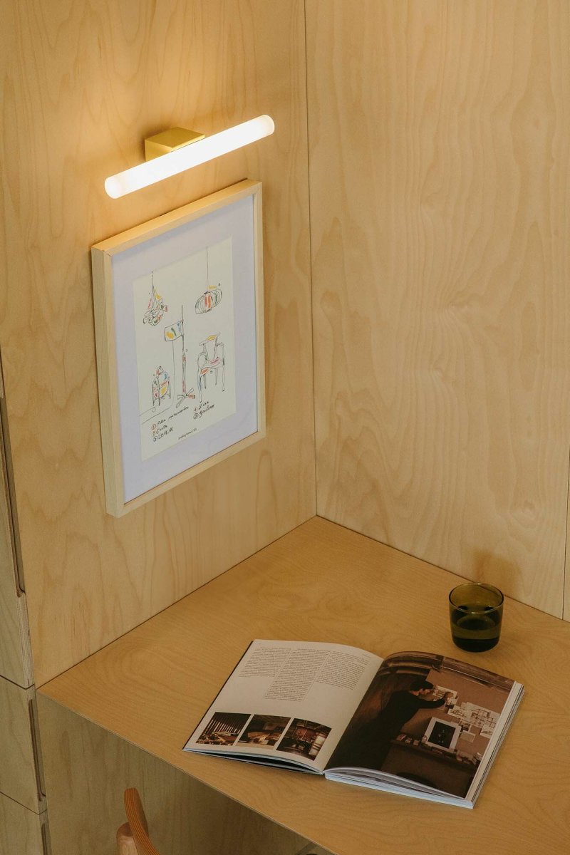 Calma 30cm Gelb badezimmerlampe Von Faro Barcelona - Dank des mitgelieferten Leuchtmittels und des vielseitigen Designs kann die Leuchte je nach Raumbedarf horizontal oder vertikal montiert werden.
