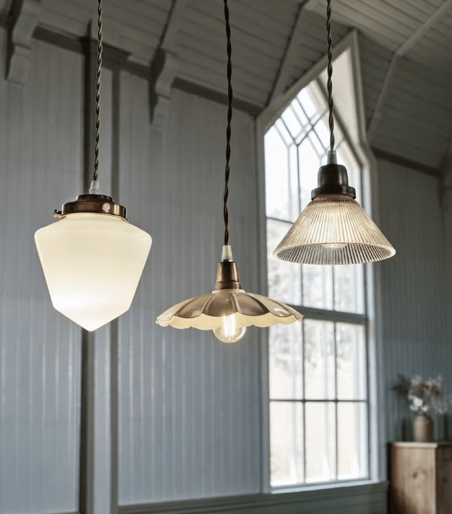 Gunilla Klein Ø16 Transparent fensterlampe Von Strömshaga - Die Lampe hat keine Verbindung zur Wand oder zur Decke, Sie können also selbst entscheiden, womit Sie sie verbinden möchten.