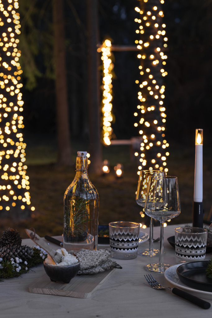 Lichterkette amber 24m Schwarz Von Konstsmide - Schaffen Sie eine magische Atmosph&auml;re mit dieser Lichterkette mit 240 bernsteinfarbenen LED-Lichtern.