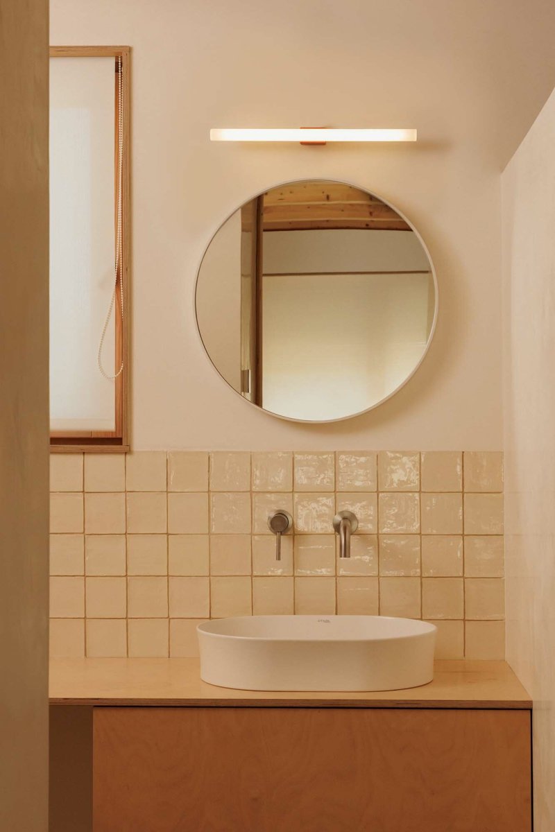 Calma 50cm Terrakotta badezimmerlampe Von Faro Barcelona - Dank des mitgelieferten Leuchtmittels und des vielseitigen Designs kann die Leuchte je nach Raumbedarf horizontal oder vertikal montiert werden.